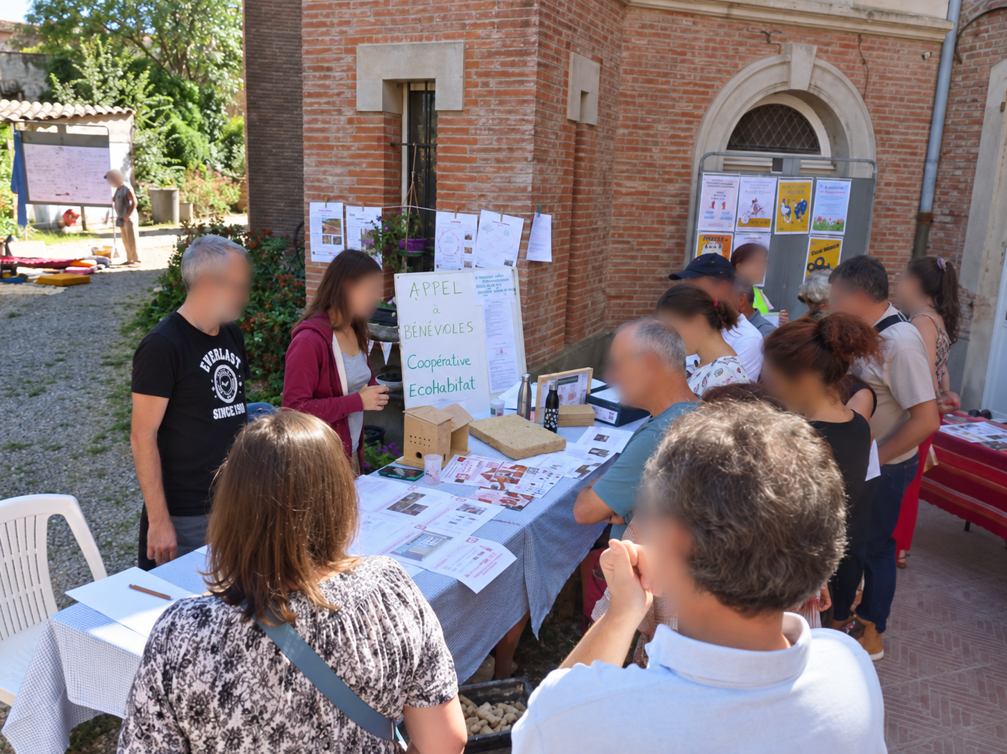 Visiteurs autour du stand de la coopérative lors des Journées du patrimoine au château de Tanat